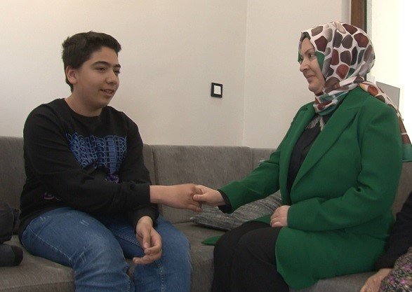 İki çocuk annesi muhtar, depremzede çocukları yalnız bırakmıyor