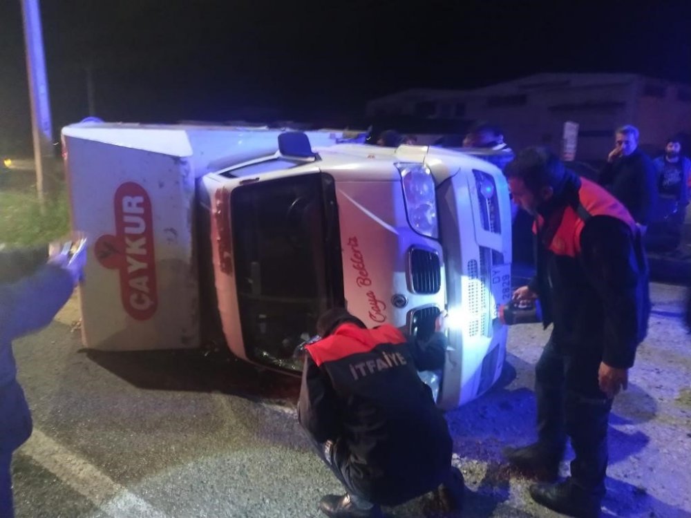 Otomobil ile kamyonet çarpıştı: 6 yaralı