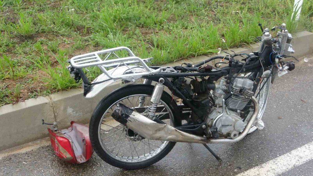 Otomobille çarpışan motosikletli hayatını kaybetti