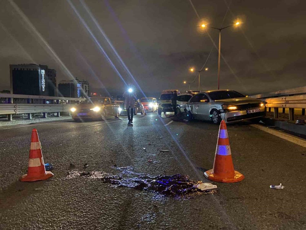 Otoyolda duran otomobile çarpıp kaçtı: 1 ölü