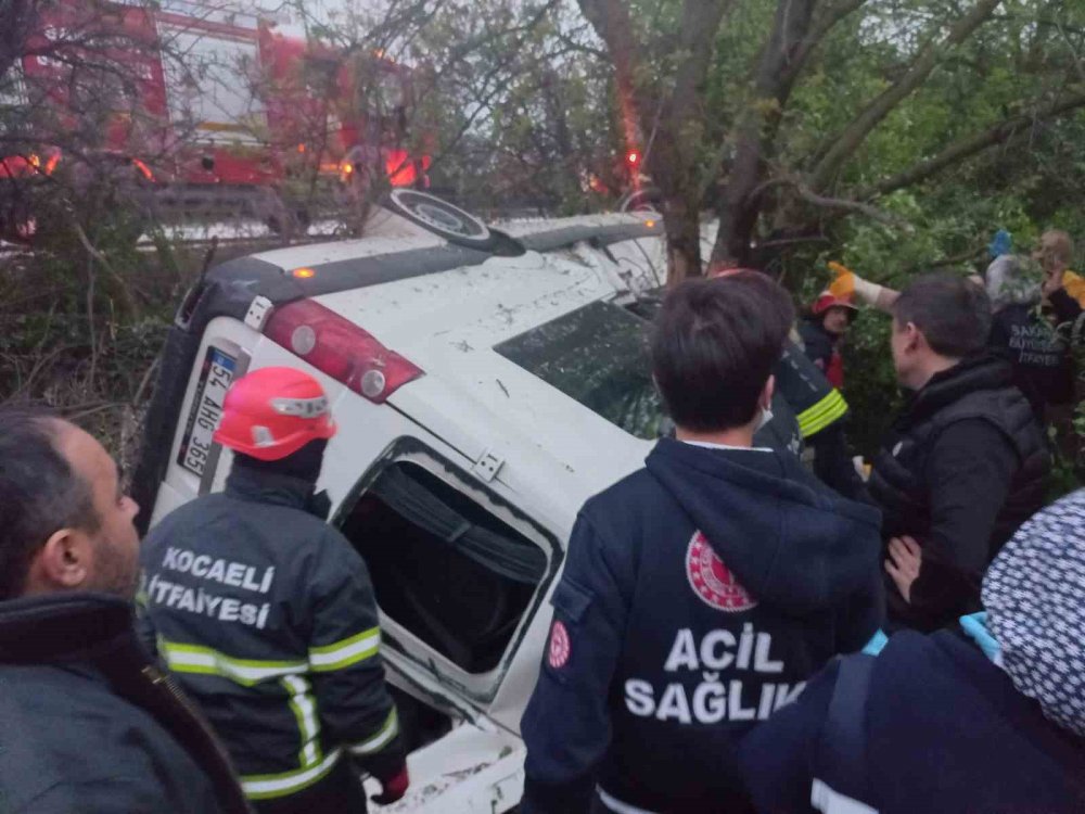 Servis minibüsü şarampole yuvarlandı