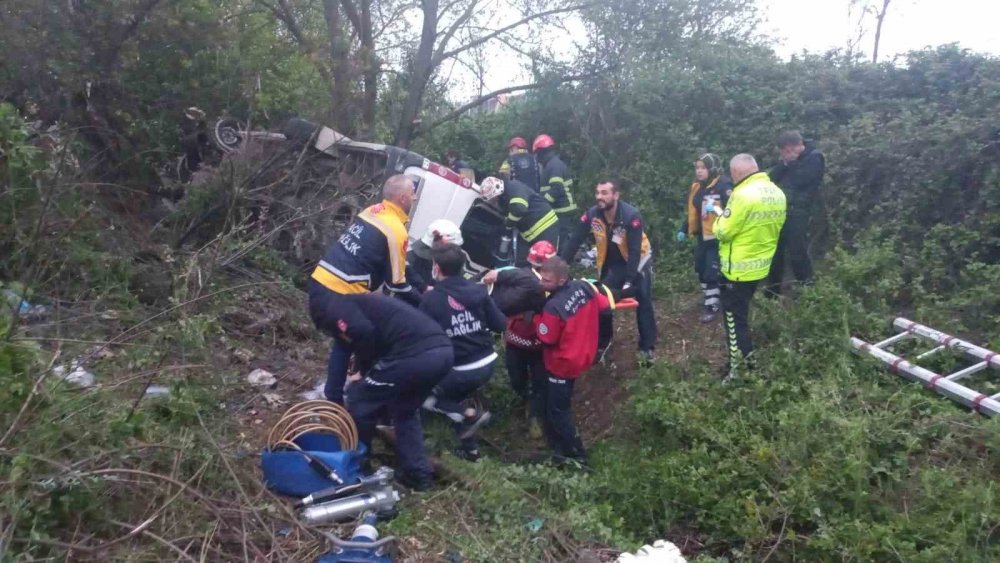 Servis minibüsü şarampole yuvarlandı