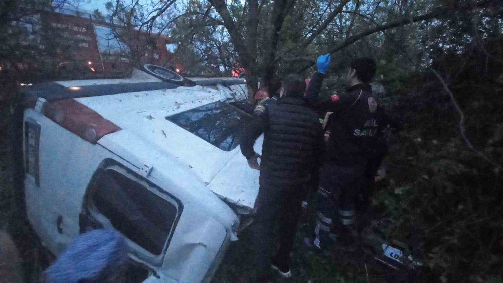 Servis minibüsü şarampole yuvarlandı