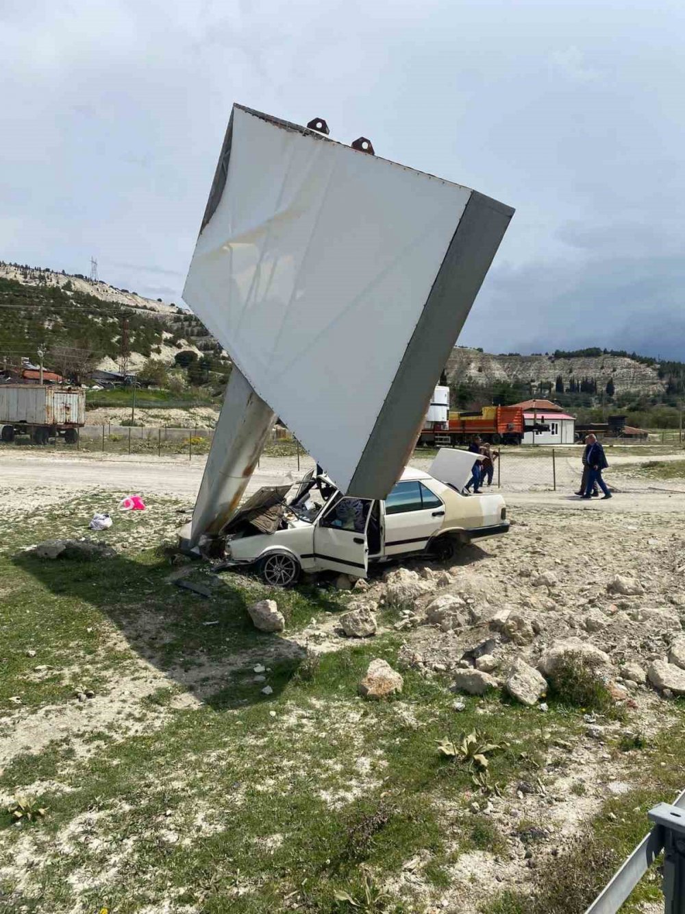 Tekeri kopan araç yoldan çıkıp reklam tabelasına çarptı: 1’i bebek 4 yaralı