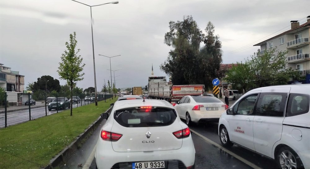 Yağış ve kazalar bayram trafiğini felç etti