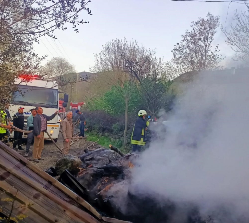 Yangının eve sıçramasını ekipler önledi