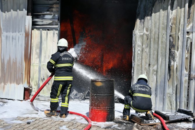 Depremde zarar görmüştü! Mobilya fabrikasında yangın