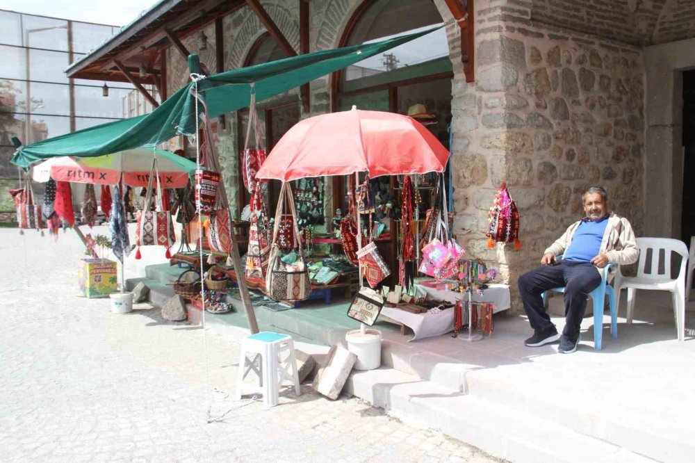 Konya'da bulunan Anadolu'da ayakta kalan en erken tarihli bedestenlerden birisi tarihi kimliğine yeniden bürünüyor