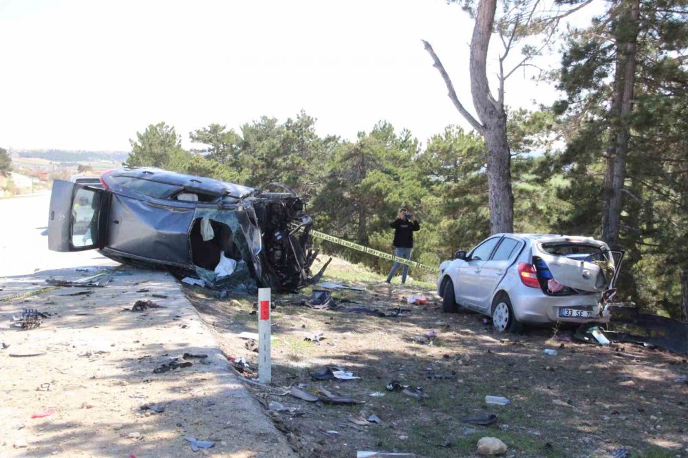 Otomobil, yol kenarındaki otomobile çarptı: 2’si ağır, 6 yaralı