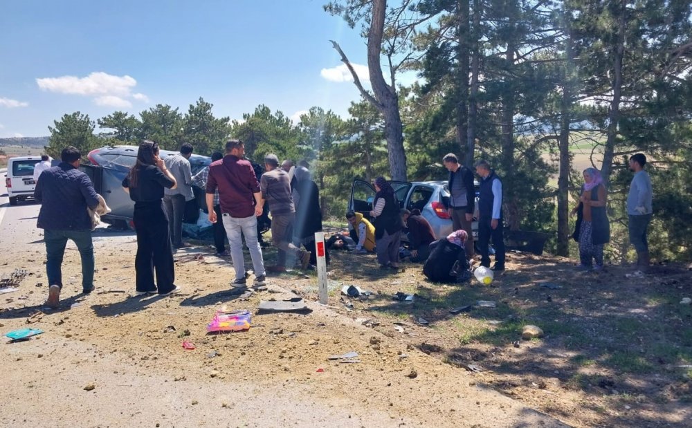 Otomobil, yol kenarındaki otomobile çarptı: 2’si ağır, 6 yaralı