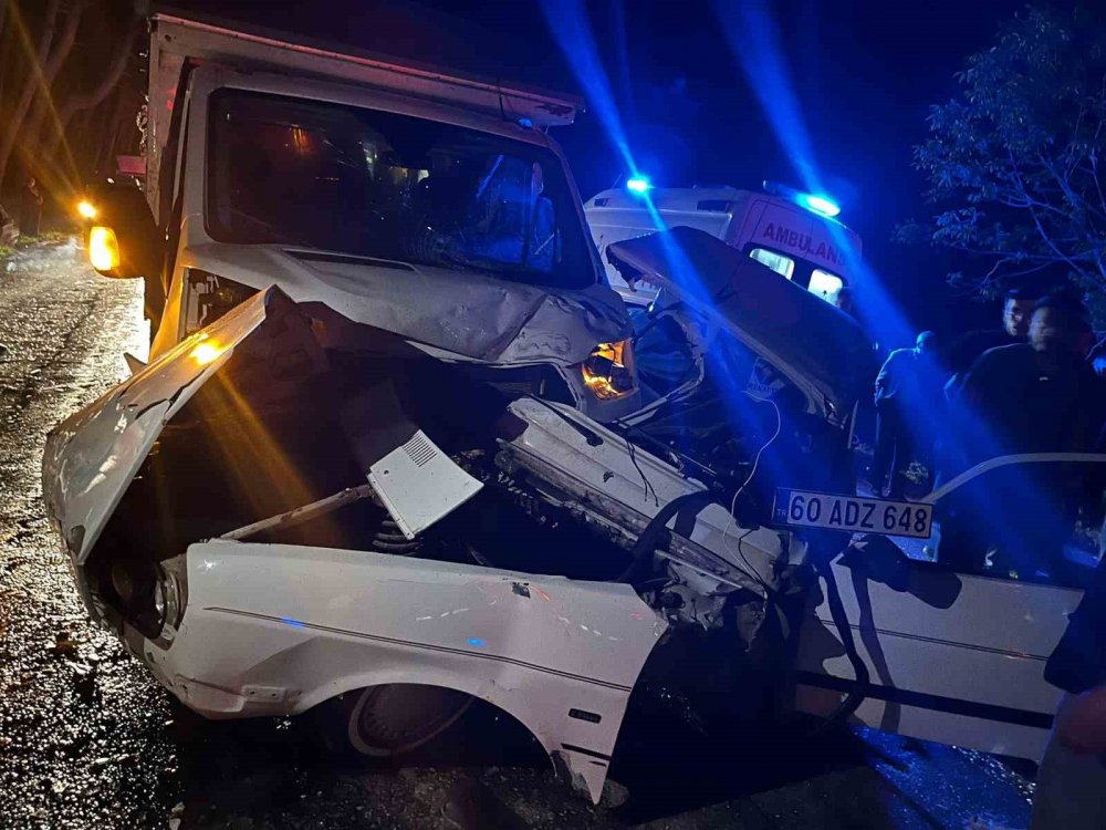 Otomobille kamyonet çarpıştı!