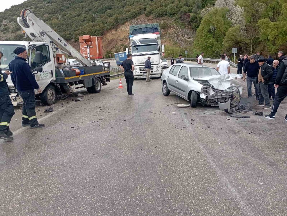 Eğirdir-Konya karayolunda kamyonet ile otomobil çarpıştı, yaralılar var