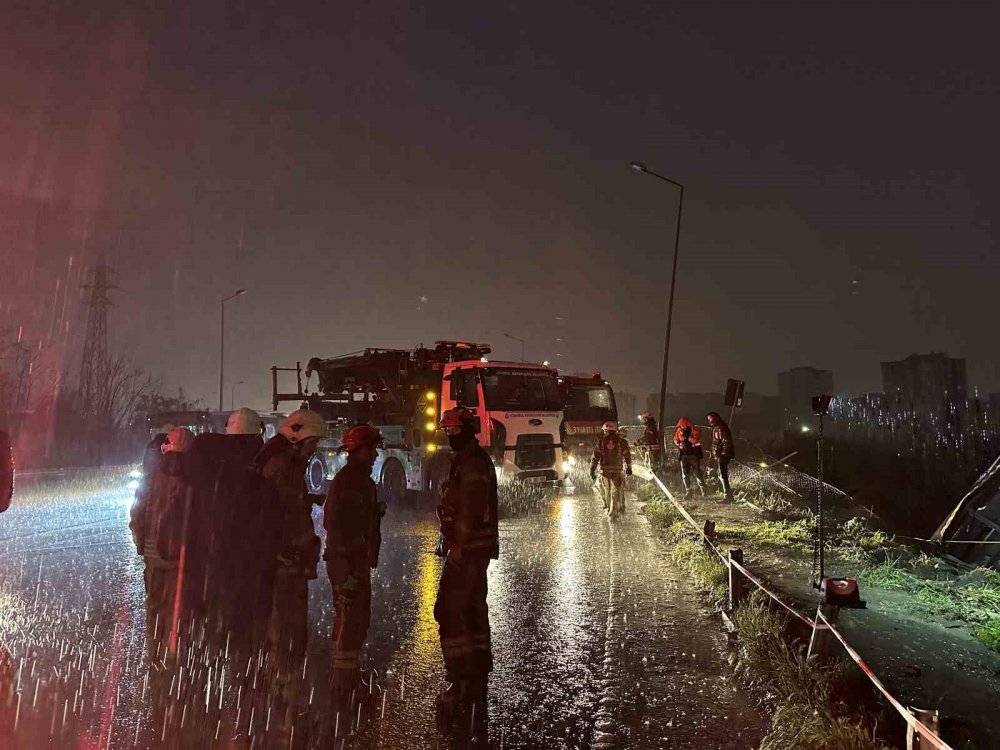 İplik yüklü kamyon ağaçlık alana devrildi