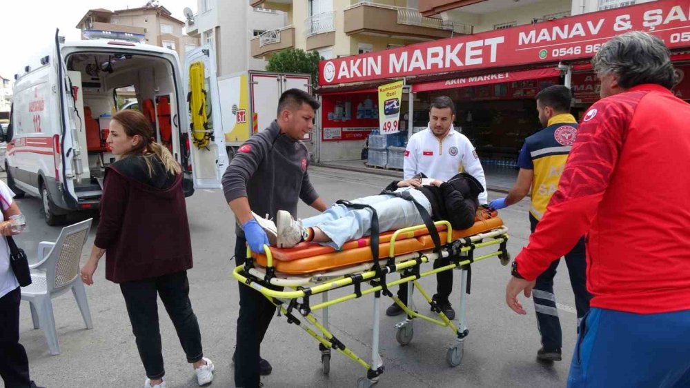 Otomobilin çarptığı motosiklet sürücüsü genç kız hastanelik oldu