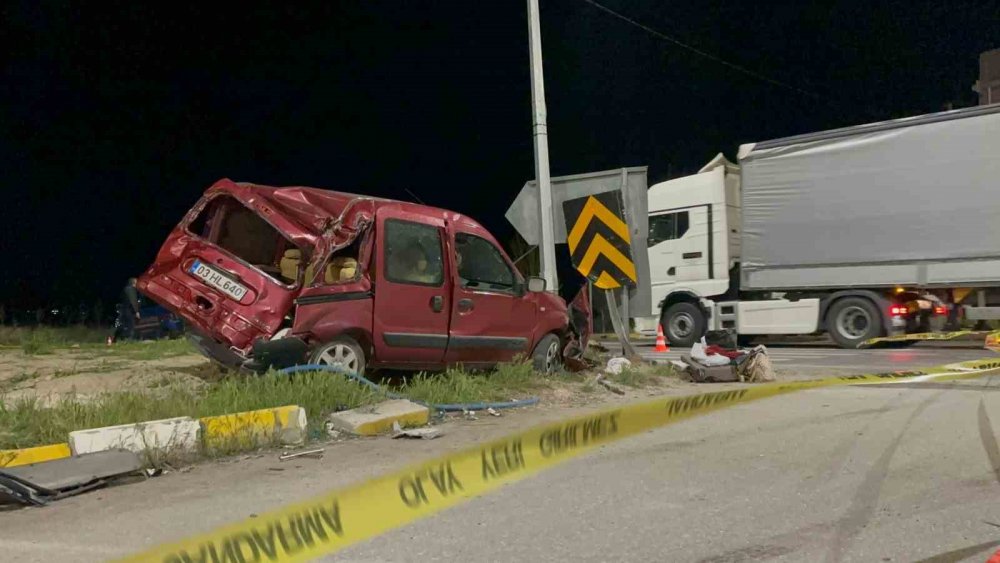 Tırın çarptığı hafif ticari araç savrulup bir başka tıra çarptı: 2 ölü