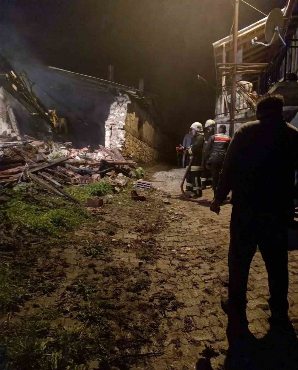 Konya'da ev yangını! Kullanılamaz hale geldi