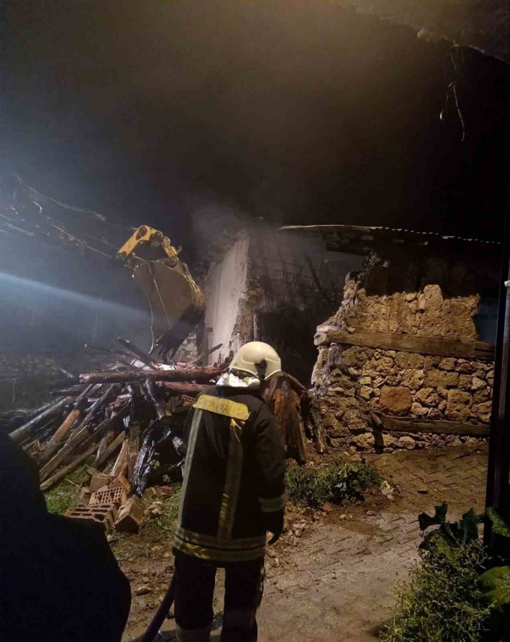 Konya'da ev yangını! Kullanılamaz hale geldi