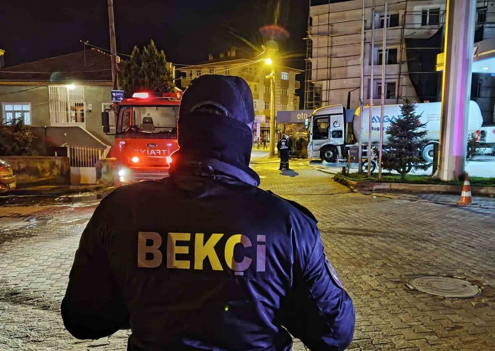 Benzin istasyonunda tanker alev aldı, faciadan dönüldü