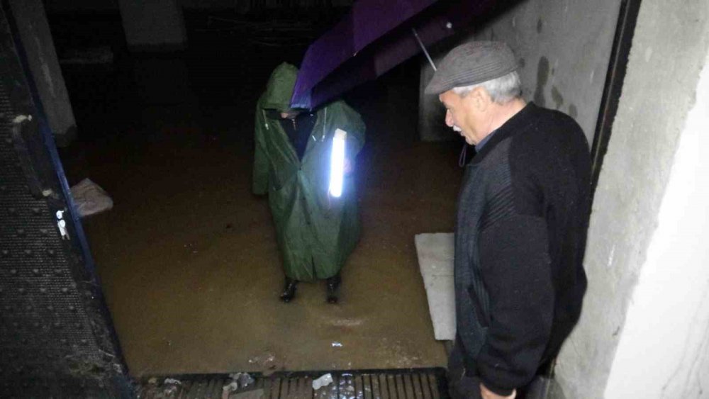 Yakınlarına yıldırım düşen vatandaşın panik anları