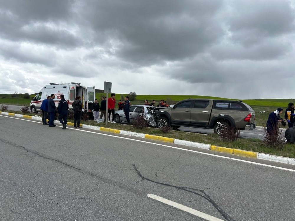 Arazi aracı otomobile çarptı, 8 kişi yaralandı