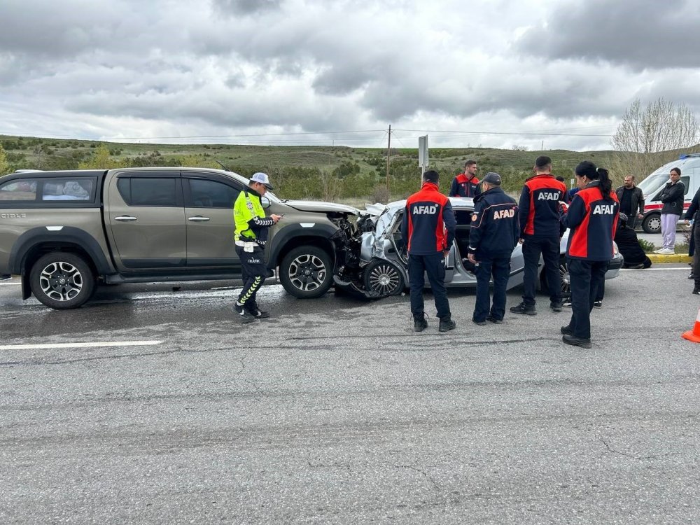 Arazi aracı otomobile çarptı, 8 kişi yaralandı