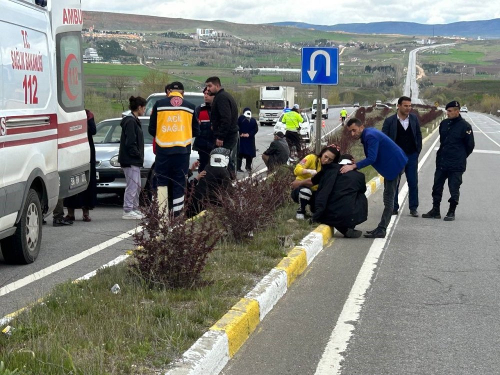 Arazi aracı otomobile çarptı, 8 kişi yaralandı