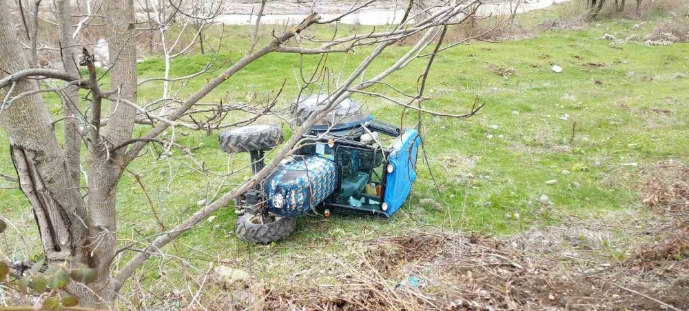 Devrilen traktörün sürücüsü yaralandı