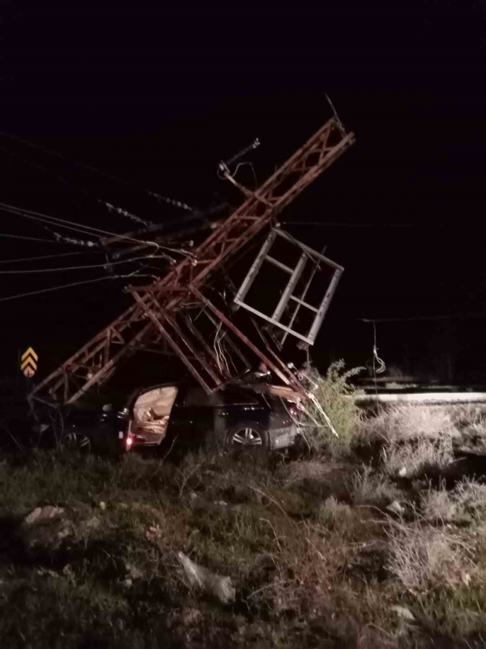 Ehliyetsiz sürücünün çarptığı elektrik direği aracın üzerine devrildi, 3 kişi yaralandı
