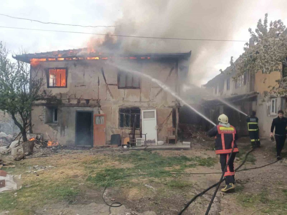 Köyde çıkan yangında bir ev alev alev yandı