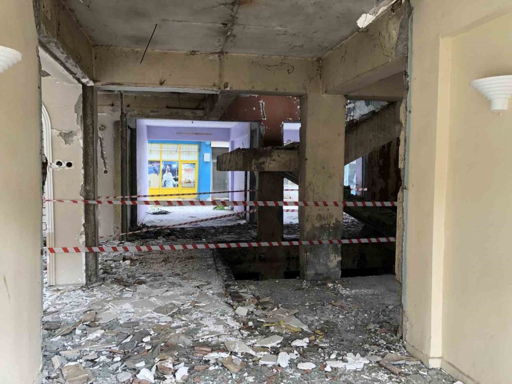 Metruk binadaki su birikintisi can alıyordu