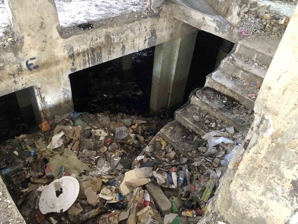 Metruk binadaki su birikintisi can alıyordu