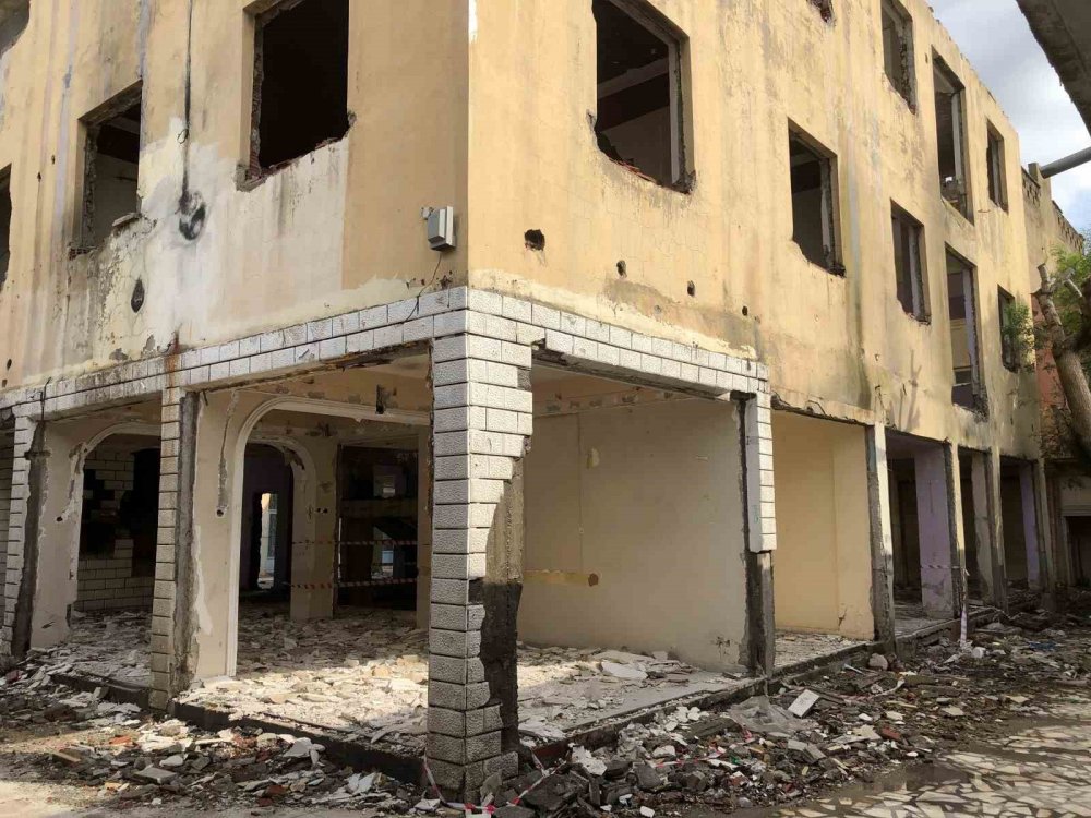 Metruk binadaki su birikintisi can alıyordu