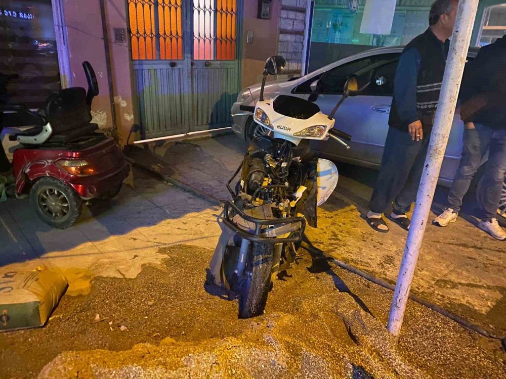 Otomobil ile motosiklet çarpıştı