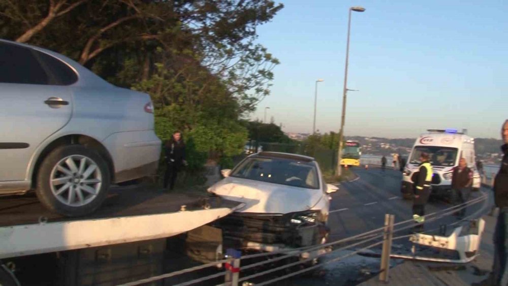 İki araç kafa kafaya çarpıştı