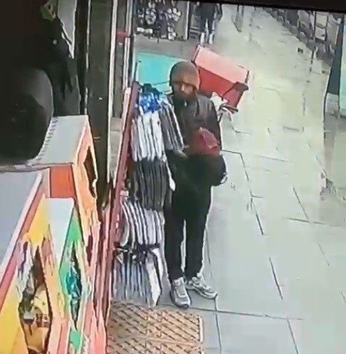 Güpegündüz şapka ve çorap çalan şahıs kameraya yansıdı