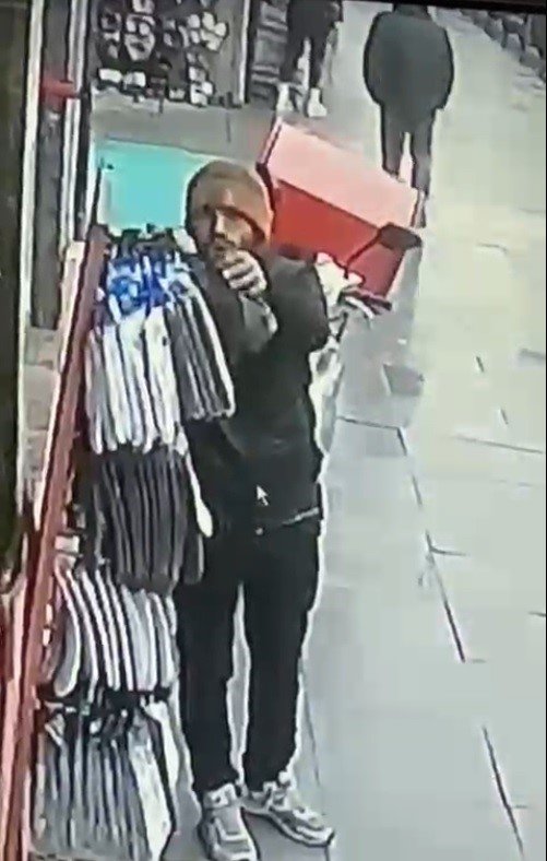 Güpegündüz şapka ve çorap çalan şahıs kameraya yansıdı