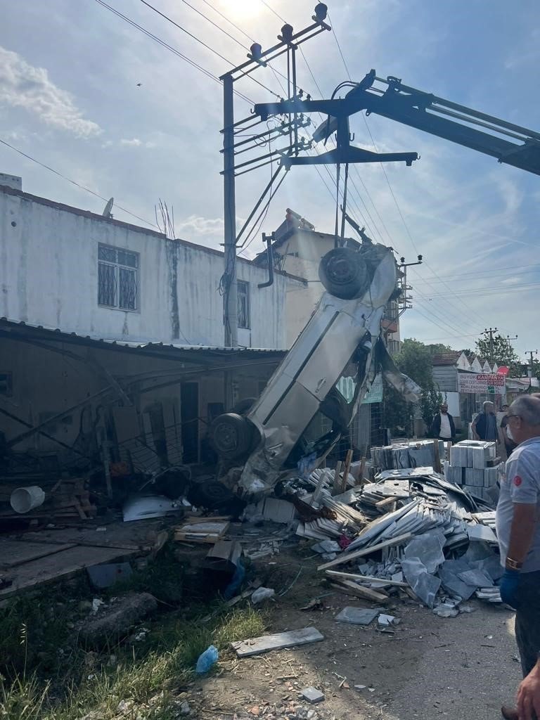 Otomobil mermer dükkanına daldı