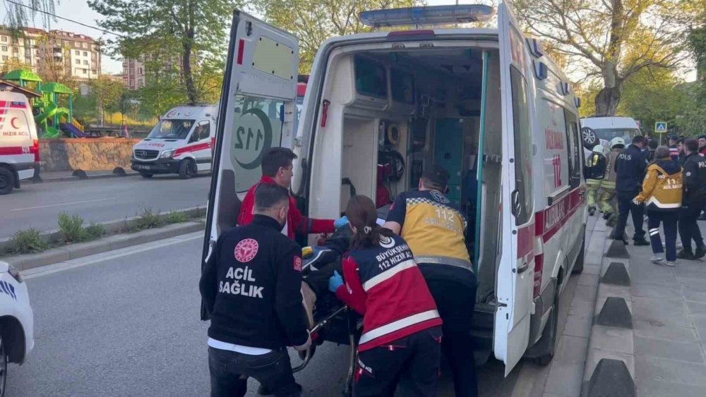 Servis minibüsü ile otomobil çarpıştı: 2 ölü