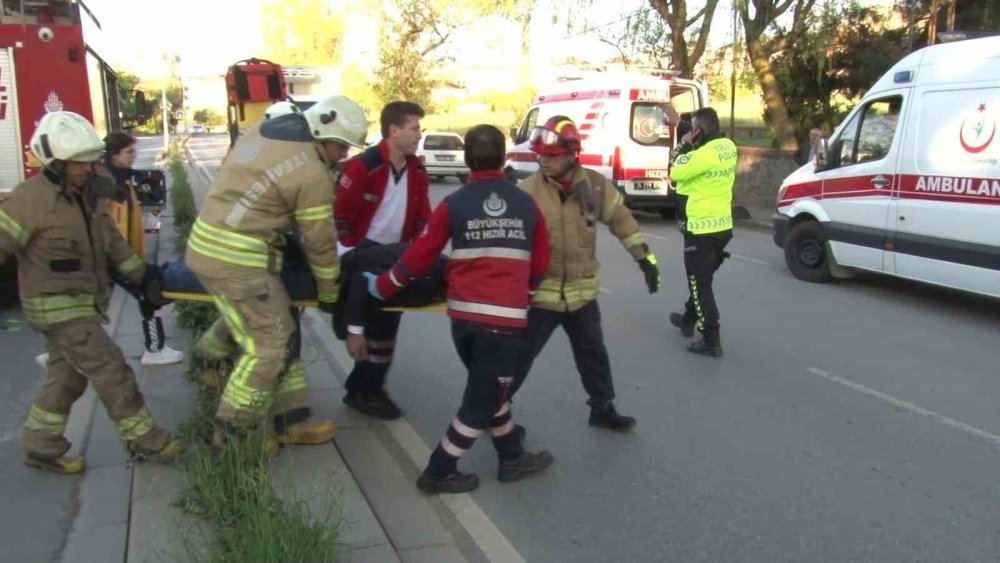 Servis minibüsü ile otomobil çarpıştı: 2 ölü