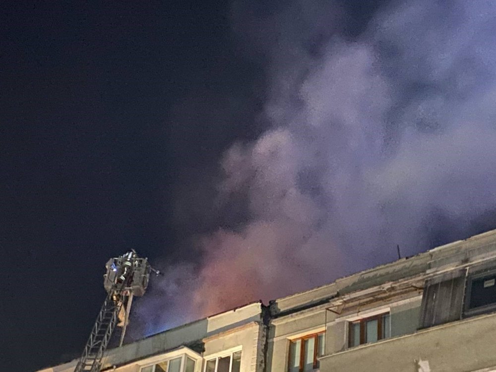 5 katlı metruk binanın çatısı alev alev yandı