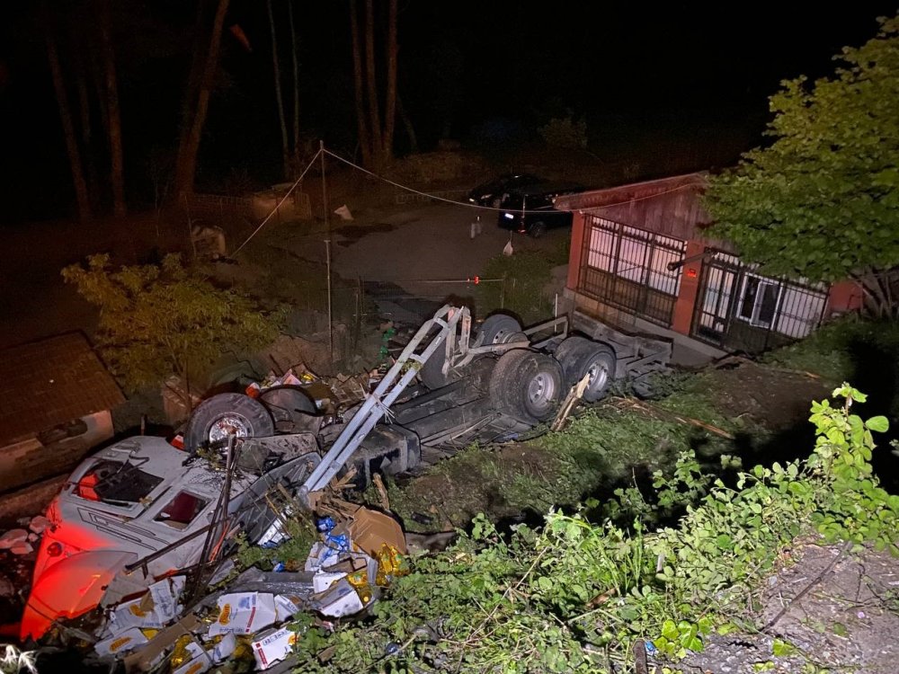 Sarıyer’de kamyon 10 metreden aşağıya uçtu