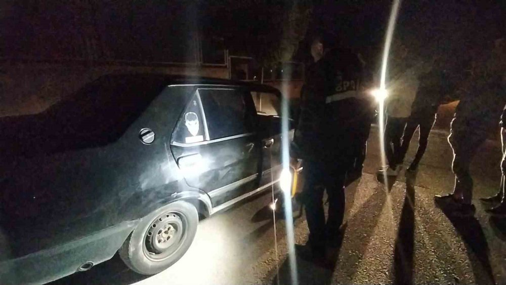 Seyir halindeki araç kurşunlandı