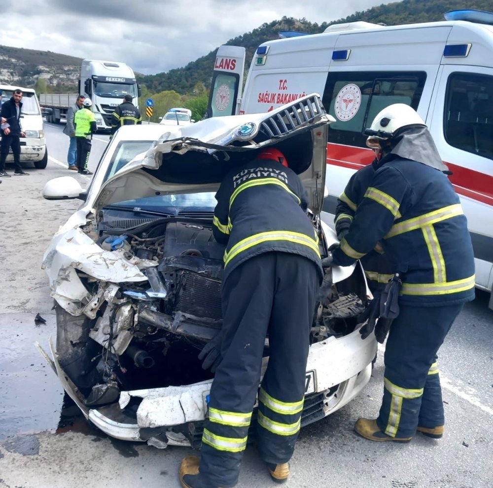 İki otomobil çarpıştı: 6 yaralı