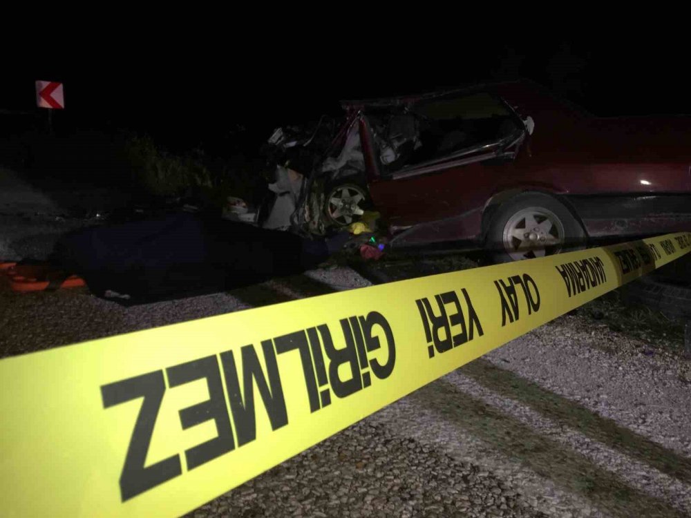 İki otomobil kafa kafaya çarpıştı