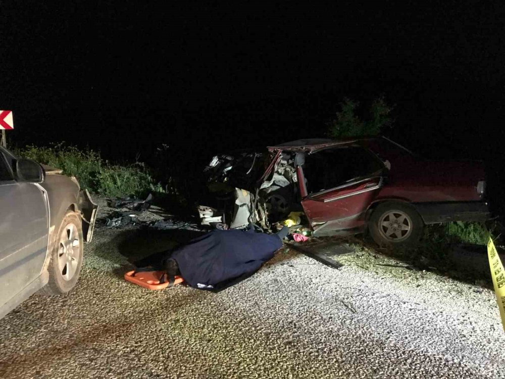 İki otomobil kafa kafaya çarpıştı