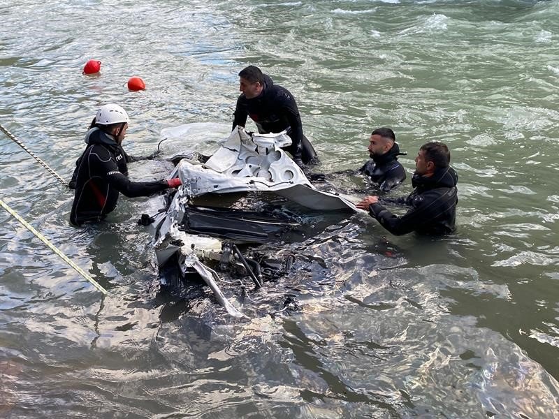 İtfaiye, kayıp gençleri bulmak için çaba harcıyor