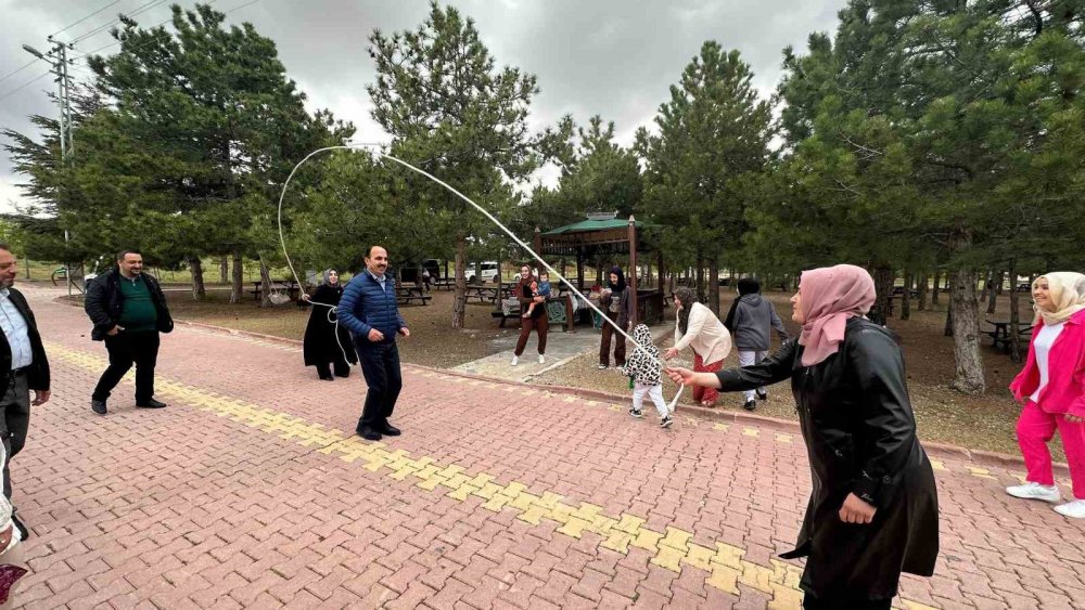 Konya'nın başkanı eğlenceye ortak oldu: 16’ya kadar ip atlayabildim