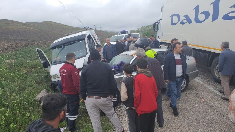 Otomobil çekici ile çarpıştı: 2 yaralı