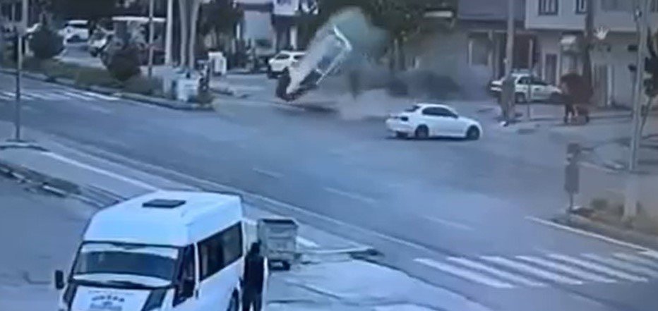 Otomobil ile hafif ticari araç çarpıştı: 1’i ağır 3 yaralı