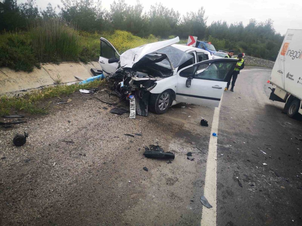 Otomobil ile kamyonet kafa kafaya çarpıştı: 1 ölü, 3 yaralı